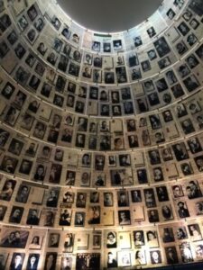 Hall of names- cúpula com fotos dos judeus que morreram no holocausto 