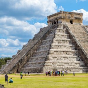 Ao fundo, a Pirâmide de Kukulcán, na antiga capital maia, Chichén Itzá.