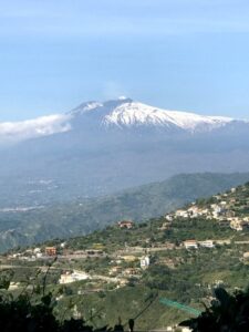 Imagem do vulcão etna visto de longe.