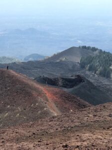 magem mais aproximada de uma das crateras do vulcão etna 