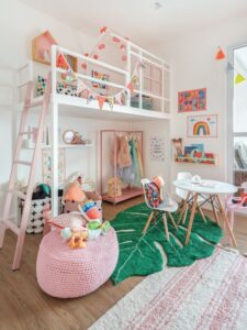 quarto infantil de menina com tapete lúdico