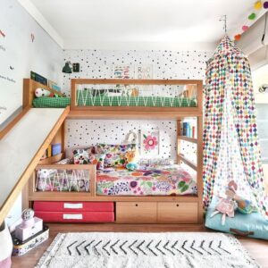 quarto infantil de menina com tapete de lã