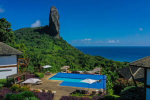 pousada morena com piscina de borda infinita