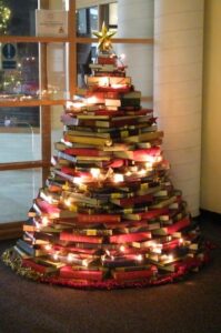 arvore de natal feita de livros