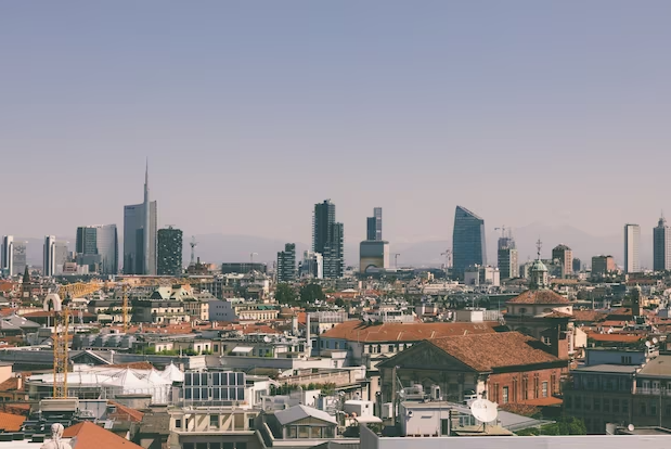 Visão da cidade de Mião com prédios e construções contemporâneas