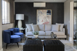 sala de estar com foto positiva abstratas 