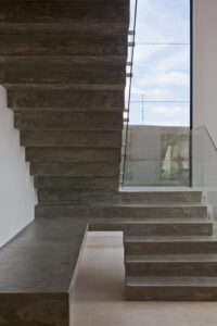 escada de concreto em U