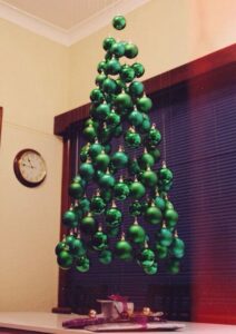 árvore de natal de bolinhas verdes para ativar a área de família.